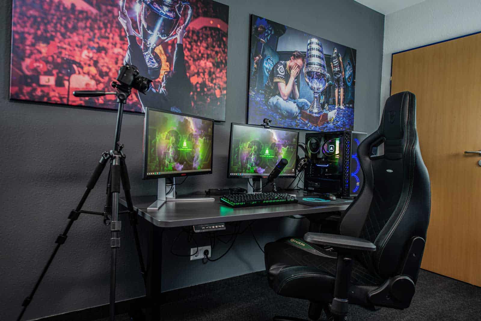 Small Bedroom Gaming Rooms: The Complete Guide (With Examples) - Home  Office Hacks