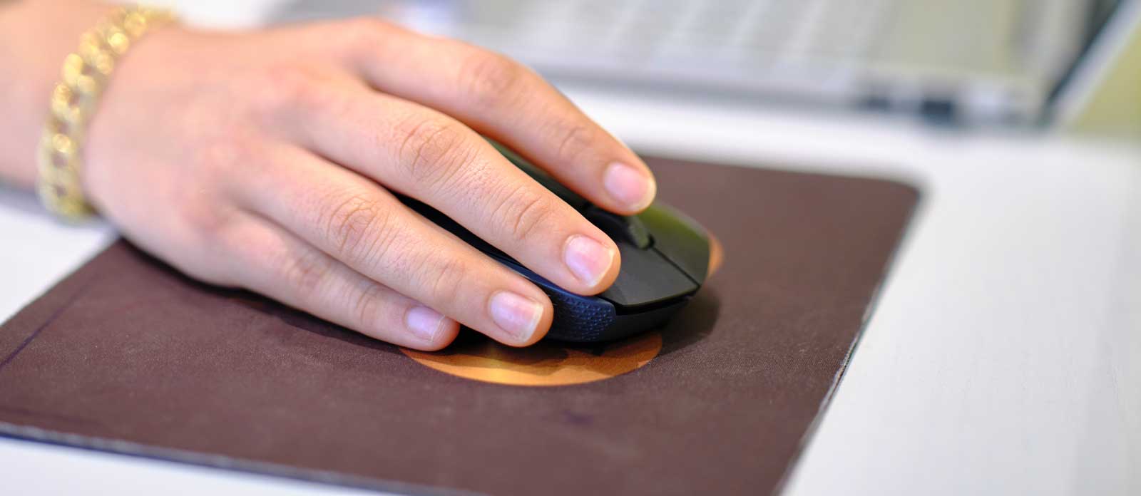 What are the advantages of a wireless mouse?