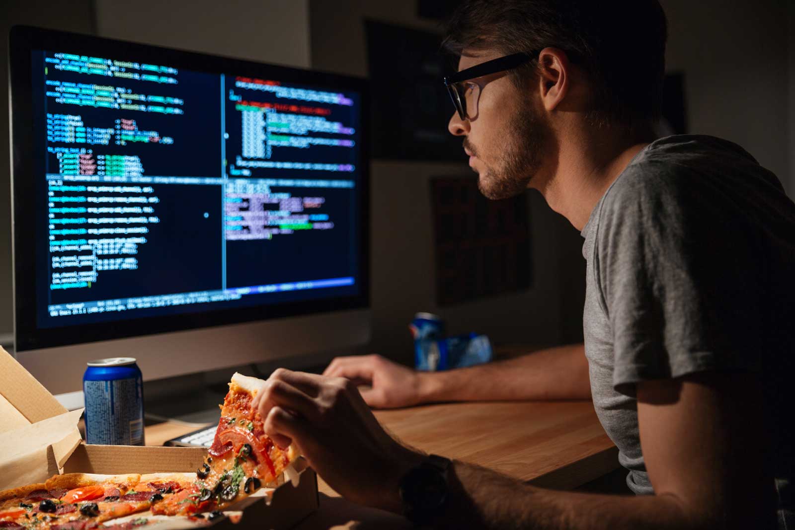 Computer science engineer. Программист. Программирование. It программист. Программист за компьютером.